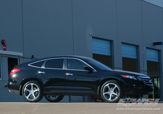 2010 Honda Accord Crosstour with 20" Giovanna Dalar in Chrome wheels