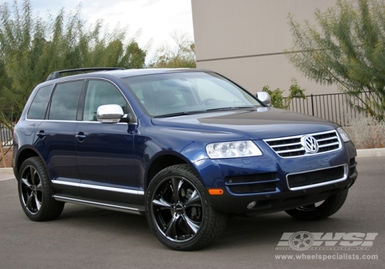 2007 Volkswagen Touareg with 22" Forte F14-Badazz in Chrome (Darc) wheels