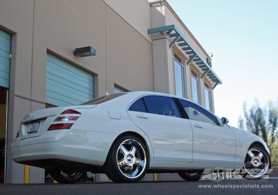 2007 Mercedes Benz S-Class with 20" Discontinued Giovanna-Forged F5 in Chrome wheels