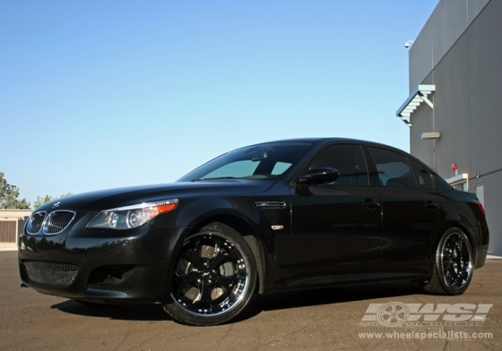 2007 BMW M5 with 20" Maya DTV in Chrome wheels
