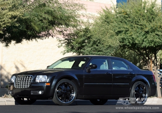 2007 Chrysler 300C with 22" Vagare V05-Damage in Gloss Black (Discontinued) wheels