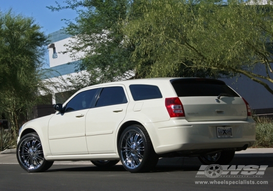2006 Dodge Magnum with 22" Vagare V06-Zucchero in Chrome (Discontinued) wheels