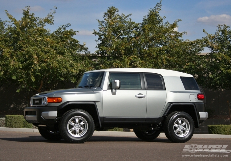 2010 Toyota FJ Cruiser with 17" BBS RD-T in Silver wheels