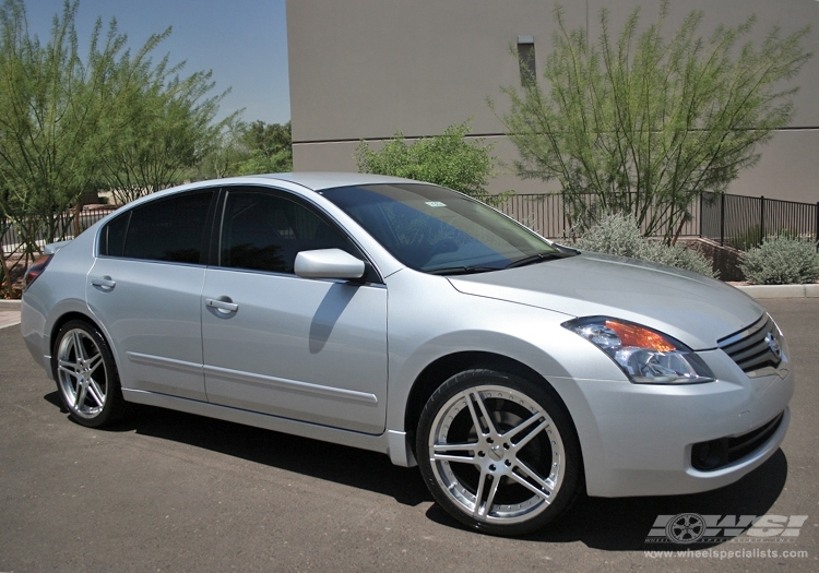 2007 Nissan Altima with 20"   in  wheels