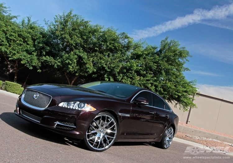 2011 Jaguar XJ with 22" Giovanna Kilis in Chrome wheels