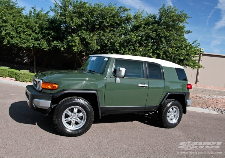 2009 Toyota FJ Cruiser with 17" BBS RD-T in Silver wheels