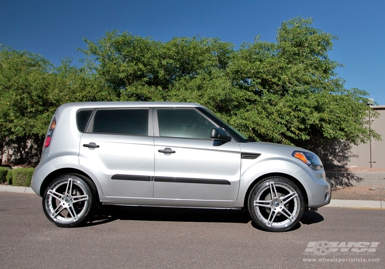 2010 Kia Soul with 19"   in  wheels