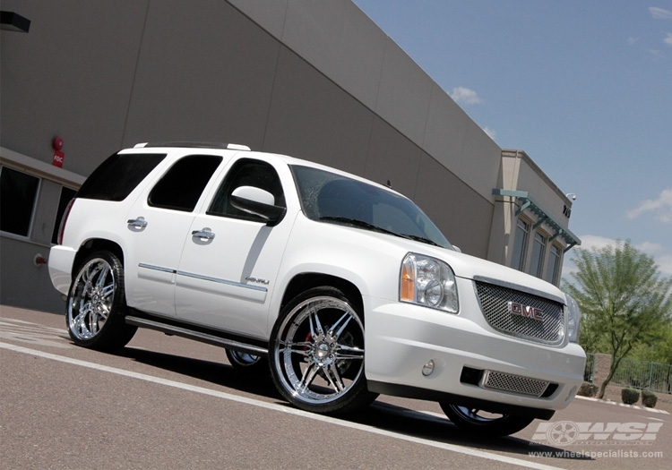 2009 GMC Yukon with 26" Giovanna Calisix in Chrome wheels