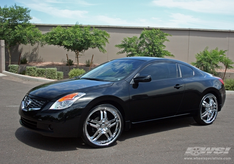 2009 Nissan Altima with 22" Giovanna Cuomo in Chrome wheels