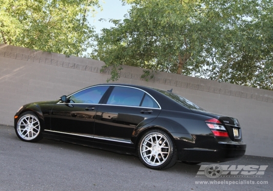 2009 Mercedes-Benz S-Class with 22" GFG Forged Crest in Chrome wheels