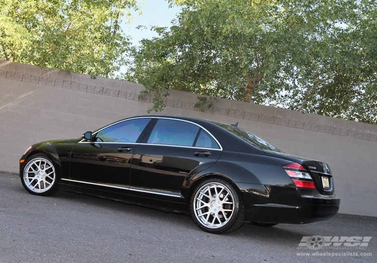2009 Mercedes-Benz S-Class with 22" GFG Forged Crest in Chrome wheels