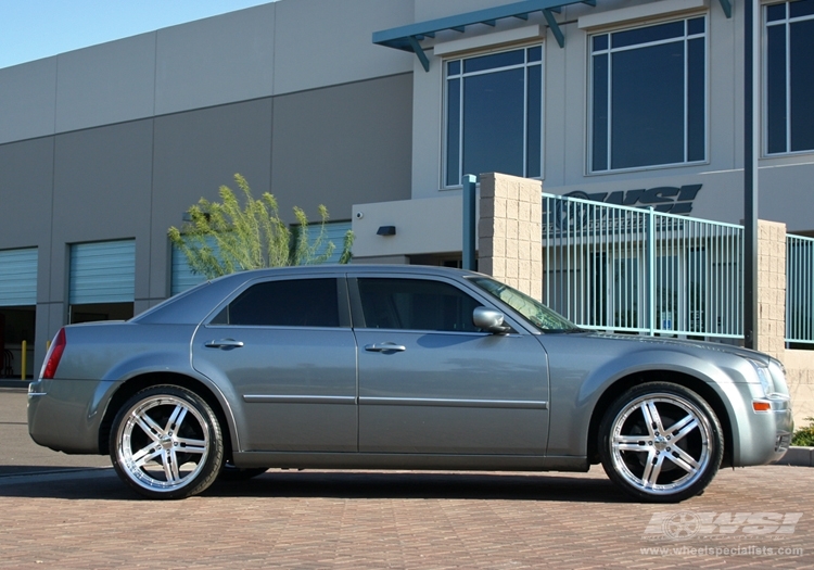 2006 Chrysler 300C with 22" Vossen VVS-078 in Silver wheels