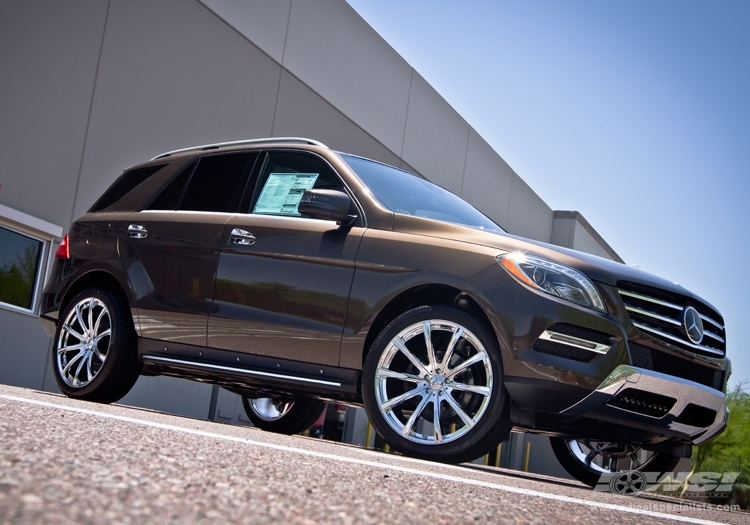2013 Mercedes-Benz GLE/ML-Class with 22" Gianelle Cuba-10 in Chrome wheels