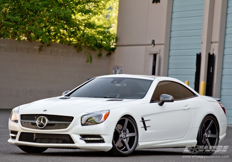 2013 Mercedes-Benz SL-Class with 20" Vossen CV3-R in Gloss Graphite wheels