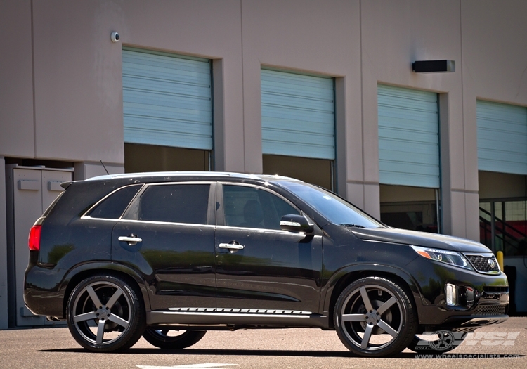 2013 Kia Sorento with 22" Vossen CV3-R in Gloss Graphite wheels