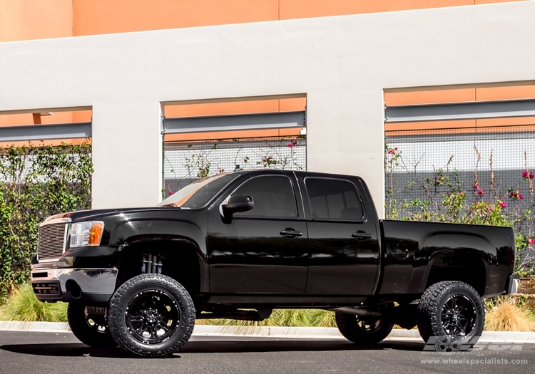 2012 GMC Sierra 2500 with 20" Hostile Off Road H102 Havoc-8 in Black (Asphalt) wheels