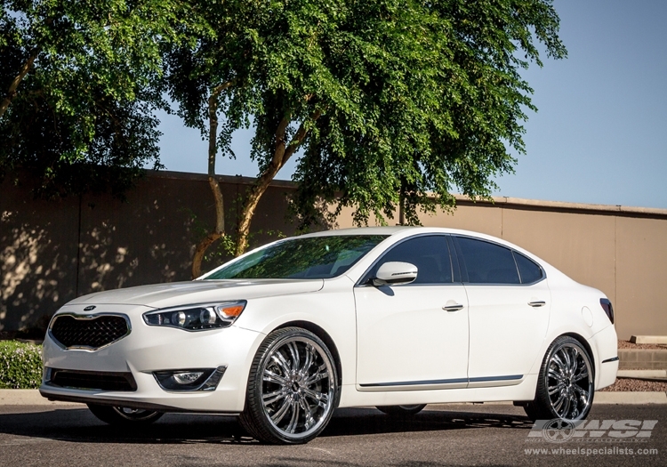 2013 Kia Cadenza with 22" Avenue A601 in Chrome wheels