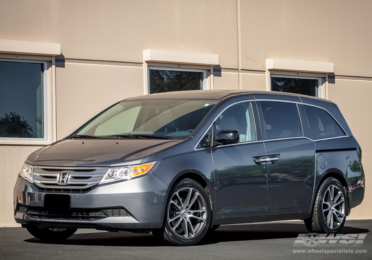 2013 Honda Odyssey with 20" CEC 882 in Gunmetal (Machined) wheels