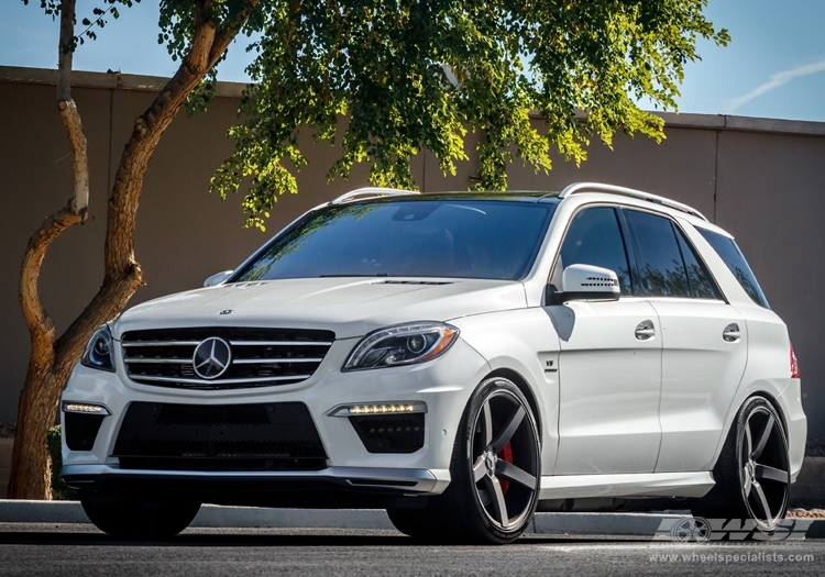 2013 Mercedes-Benz GLE/ML-Class with 22" Vossen CV3-R in Gloss Graphite wheels