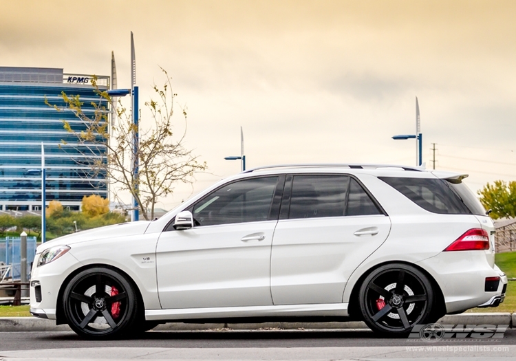 2013 Mercedes-Benz GLE/ML-Class with 22" Vossen CV3-R in Gloss Graphite wheels