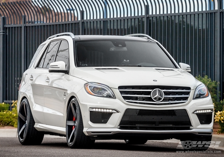 2013 Mercedes-Benz GLE/ML-Class with 22" Vossen CV3-R in Gloss Graphite wheels