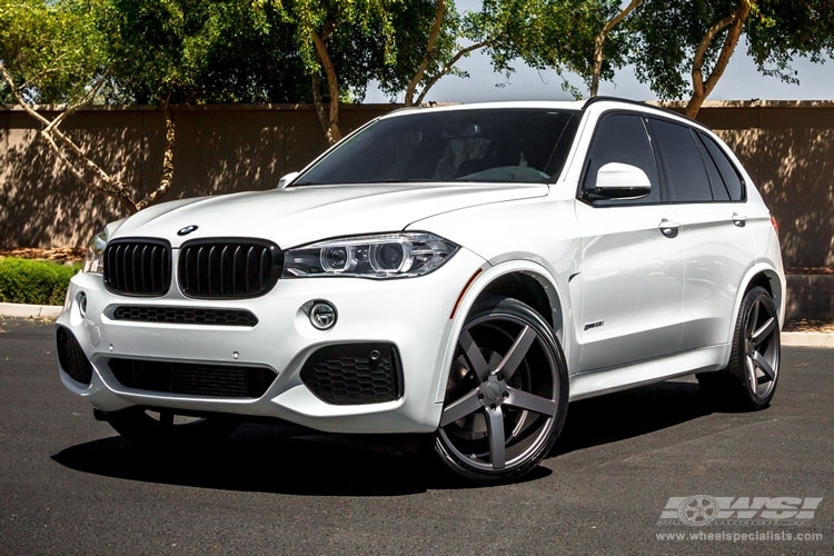 2014 BMW X5 with 22" Vossen CV3-R in Gloss Graphite wheels