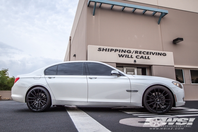 2011 BMW 7-Series with 22" Savini BM-9 in Gray wheels