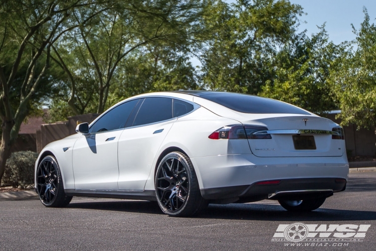 2014 Tesla Model S with 22" Gianelle Puerto in Gloss Black wheels