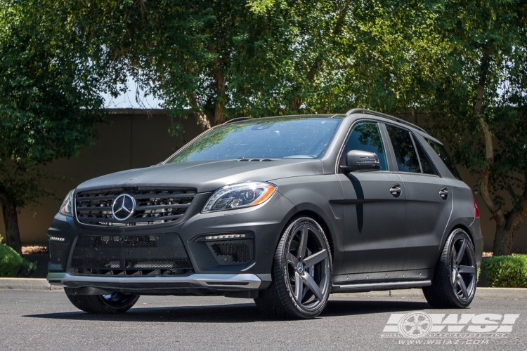 2014 Mercedes-Benz GLE/ML-Class with 22" Vossen CV3-R in Gloss Graphite wheels