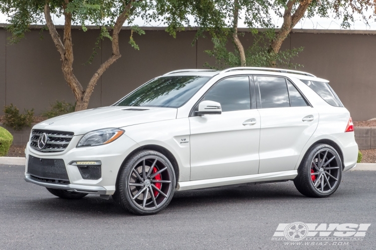 2014 Mercedes-Benz GLE/ML-Class with 22" Vossen CVT in Gloss Graphite wheels