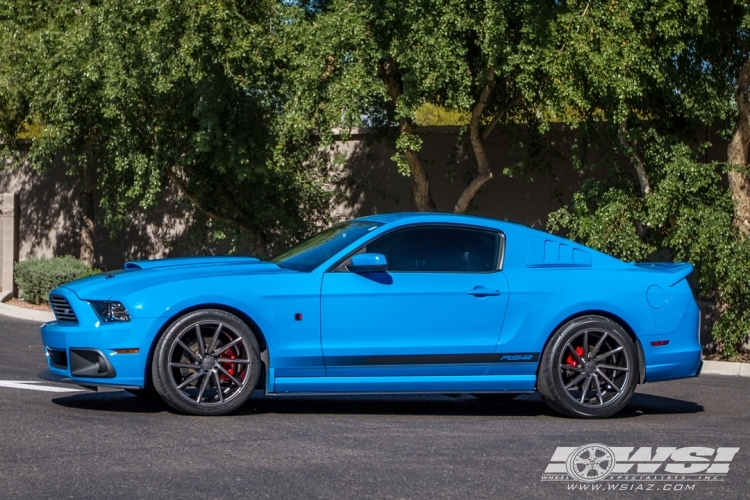 2013 Ford Mustang with 20" Vossen CVT in Gloss Graphite wheels
