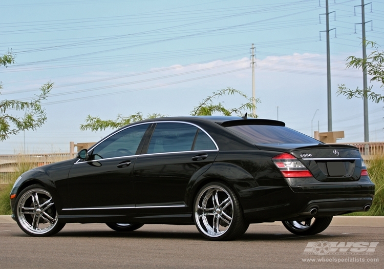 2007 Mercedes-Benz S-Class with 22" Giovanna Lisbon in Chrome wheels