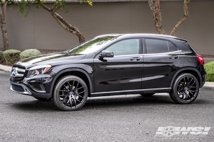 2017 Mercedes-Benz GLA-Class with 20" Giovanna Kilis in Gloss Black wheels