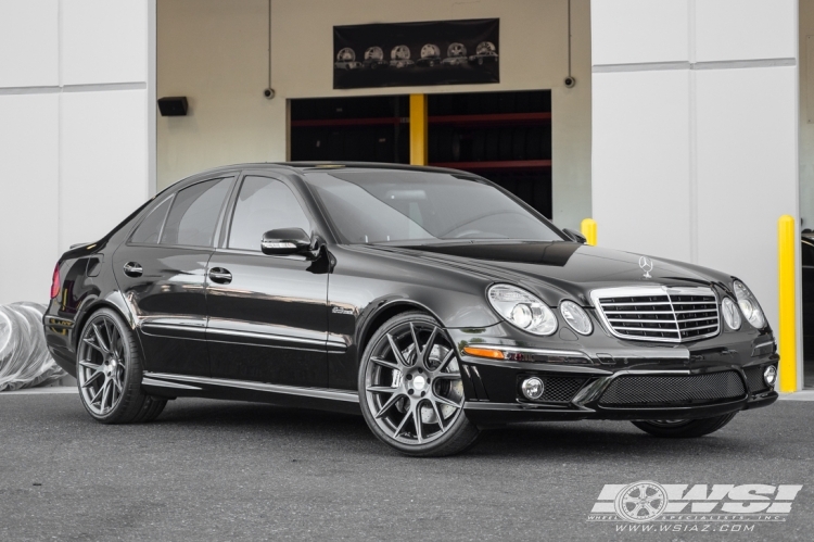 2007 Mercedes-Benz E-Class with 20" Vossen VFS-6 in Gloss Graphite wheels