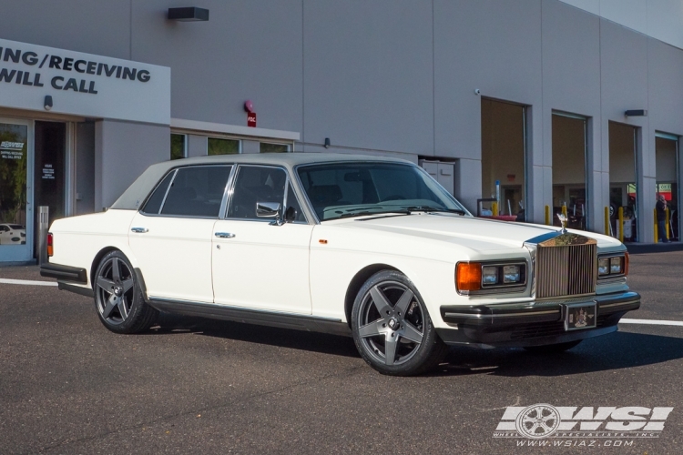 1991 Rolls-Royce Silver Spur with 20" Lexani Mainz in Black wheels