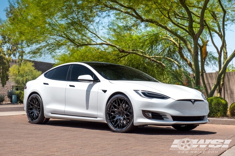 2017 Tesla Model S with 22" GFG Forged FM-800 in Custom wheels