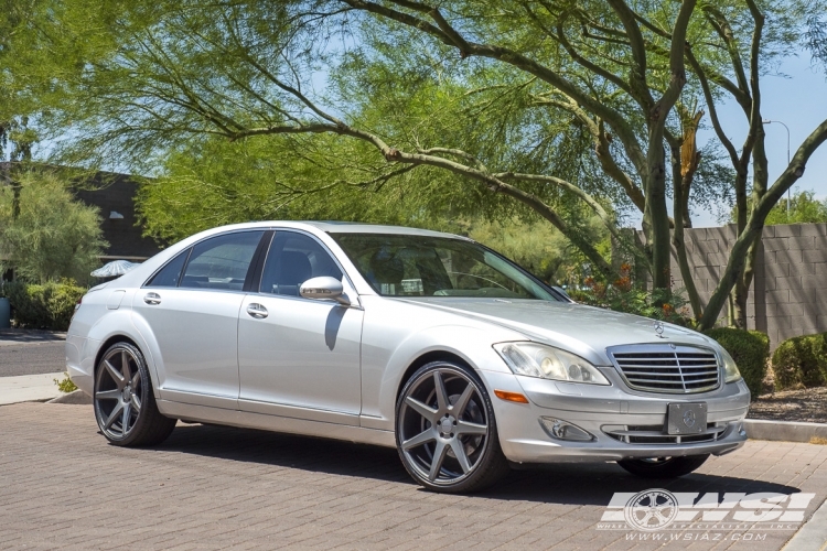 2007 Mercedes-Benz S-Class with 22" Vossen CV7 in Matte Graphite wheels