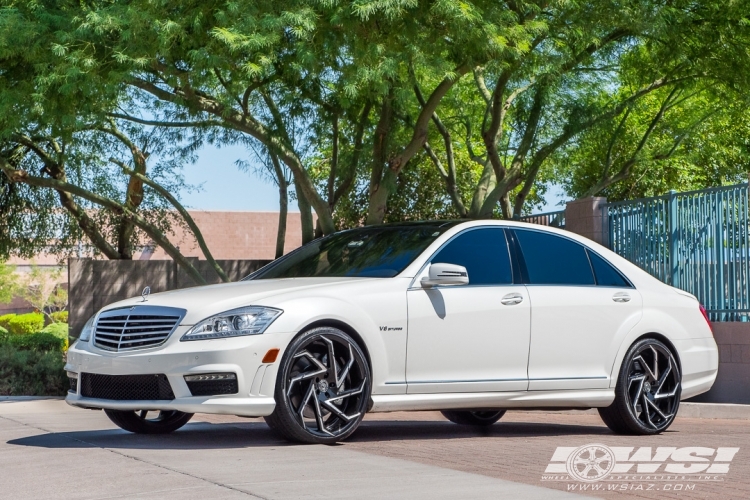 2011 Mercedes-Benz S-Class with 22" Lexani Cyclone in Gloss Black (CNC Accents) wheels