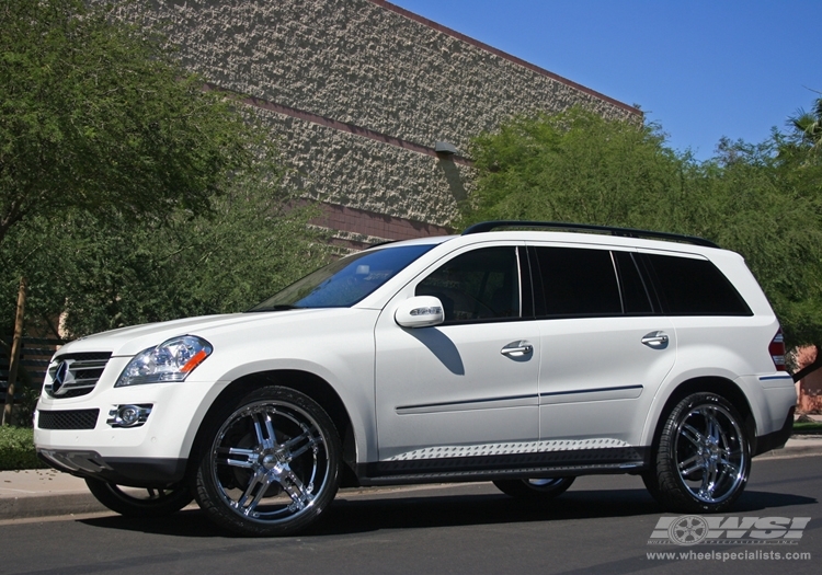2007 Mercedes-Benz GLS/GL-Class with 24" Giovanna Cuomo in Chrome wheels