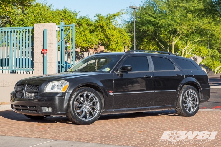 2005 Dodge Magnum with 20" Lexani Matisse in Chrome wheels