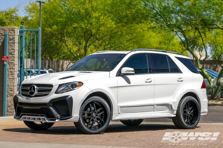 2017 Mercedes-Benz GLE/ML-Class with 22" Savini BS2 in Chrome wheels