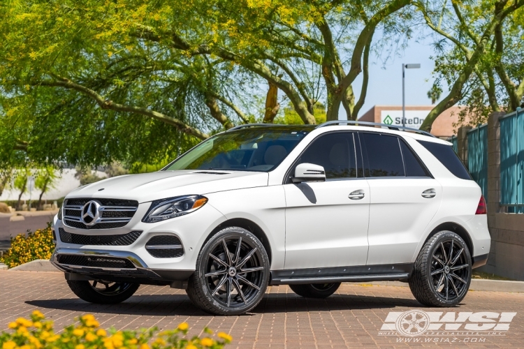 2018 Mercedes-Benz GLE/ML-Class with 22" Lexani CSS-15 in Gloss Black (CNC Accents) wheels