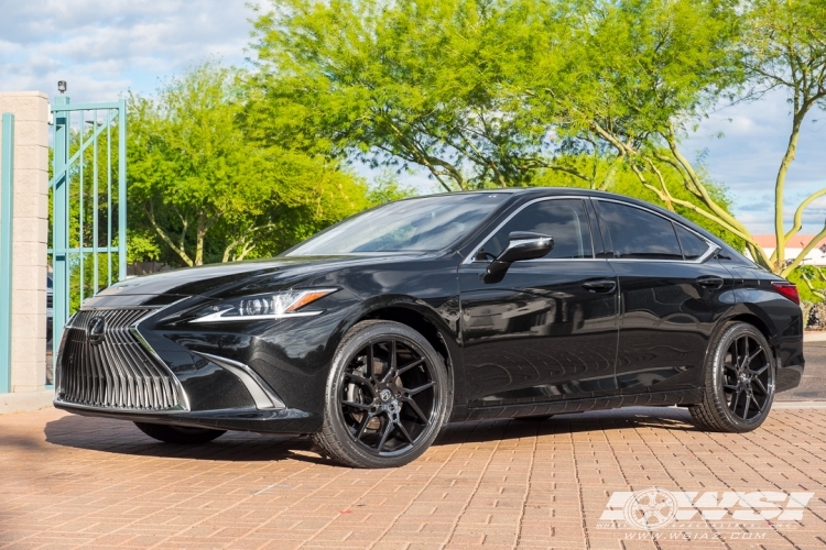 2019 Lexus ES with 20" Gianelle Dilijan in Gloss Black wheels