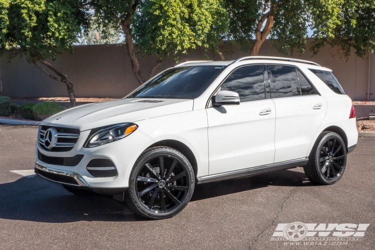 2017 Mercedes-Benz GLE/ML-Class with 22" Koko Kuture Kapan in Gloss Black wheels