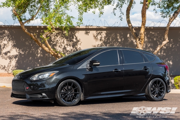 2013 Ford Focus with 18" Petrol P4B in Gloss Black wheels