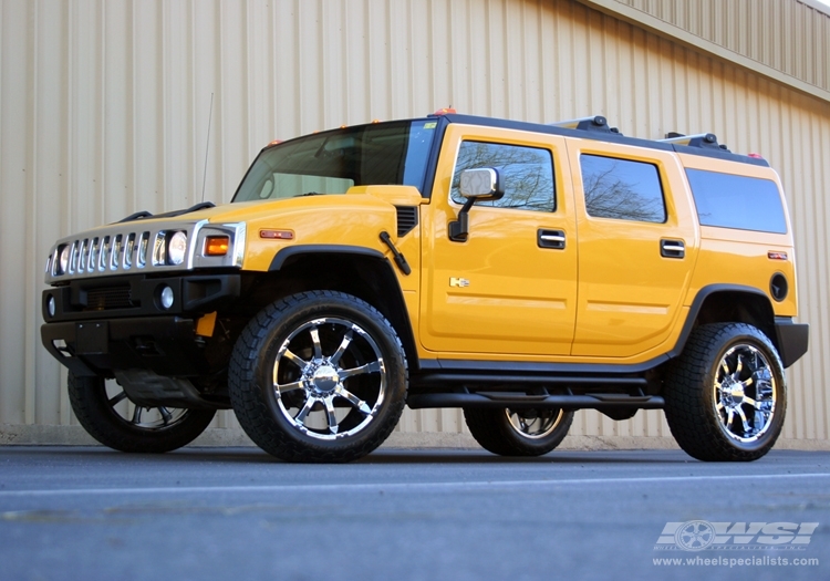 2006 Hummer H2 with 22" MKW M26 in Chrome (8-Lug) wheels