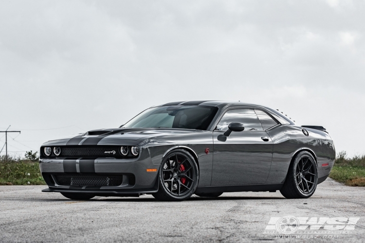 2019 Dodge Challenger with 20" Vossen HF-5 in Gloss Black wheels