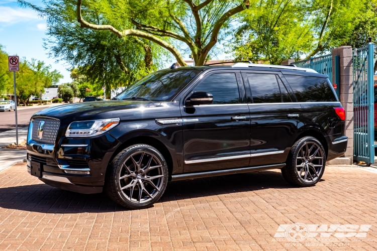 2019 Lincoln Navigator with 24" Vossen HF6-4 in Matte Gunmetal wheels