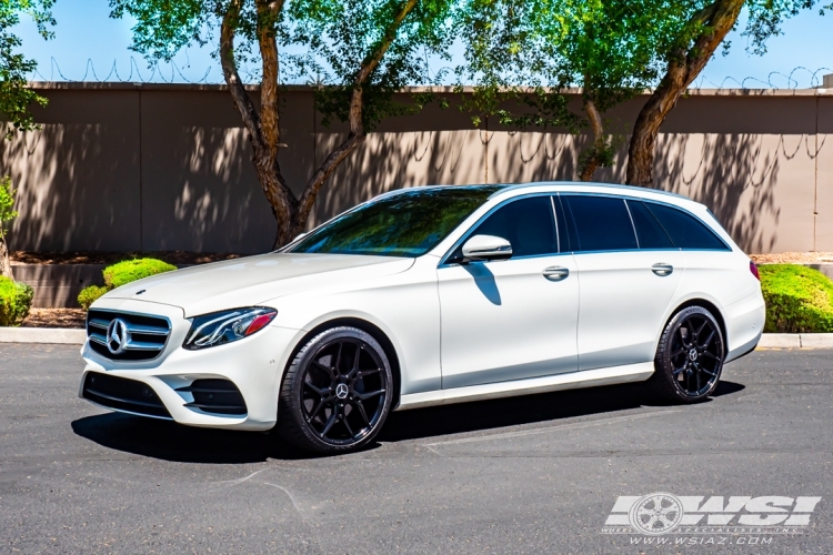 2019 Mercedes-Benz E-Class with 20" Giovanna Haleb in Gloss Black wheels