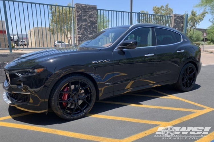 2021 Maserati Levante with 22" Vossen HF-5 in Gloss Black wheels